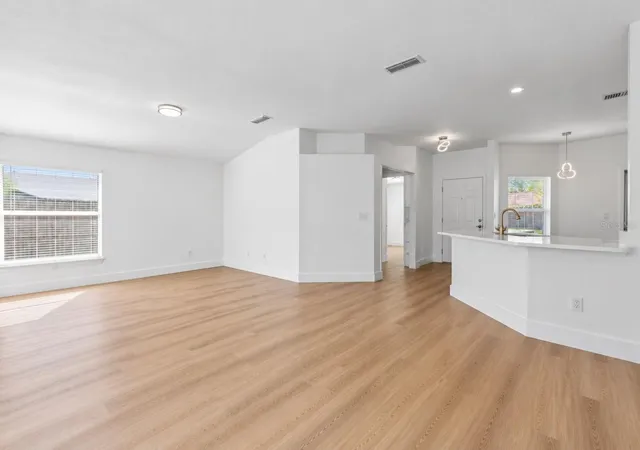 Photo 4 of Single family home for sale at 573 Short Pine Cir, Orlando, FL 32807 | MLS# O6452306 | Listing updated on 2026-10-29
