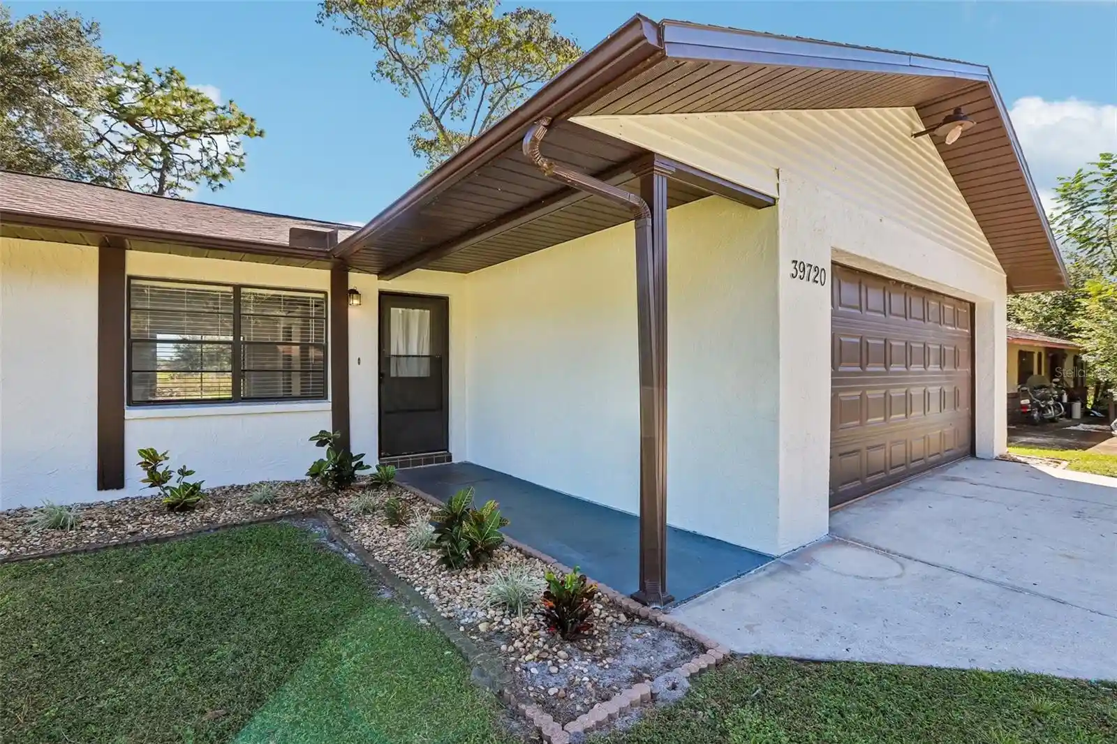 Photo 2 of Single family home for sale at 39720 Meadowood Loop, Zephyrhills, FL 33542 | MLS# TB8561057 | Listing updated on 2026-10-23