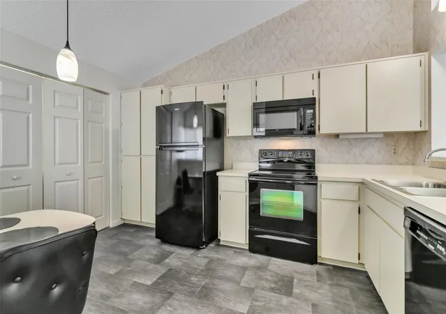 Listing Photo 5 - Condo for sale in building located at 616 Fairmont Ave, Safety Harbor, FL 34695 - Unit #D