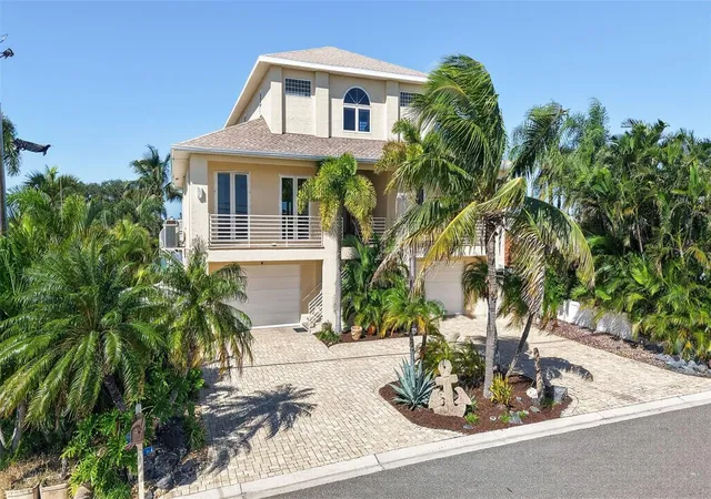Photo 4 of Single family home for sale at 532 Johns Pass Ave, Madeira Beach, FL 33708 | MLS# TB8561081 | Listing updated on 2026-10-29