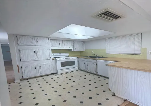 Photo 3 of Single family home for sale at 9311 Lido Ln, Port Richey, FL 34668 | MLS# W7890606 | Listing updated on 2026-10-23