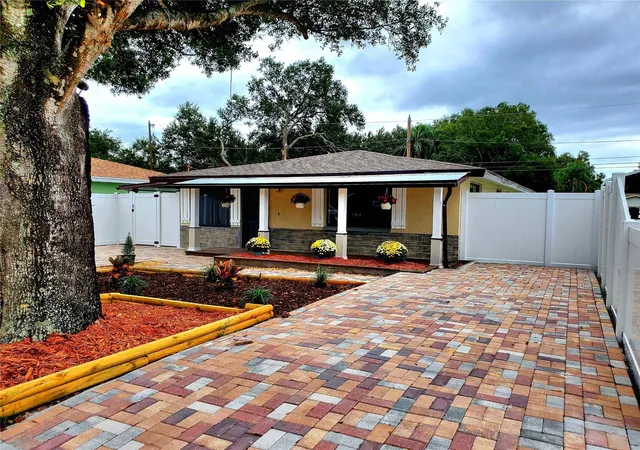 Photo 1 of Single family home for sale at 511 2nd Avenue NE, Largo, FL 33770 | MLS# TB8561092 | Listing updated on 2026-10-30