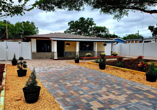 Photo 2 of Single family home for sale at 511 2nd Avenue NE, Largo, FL 33770 | MLS# TB8561092 | Listing updated on 2026-10-30