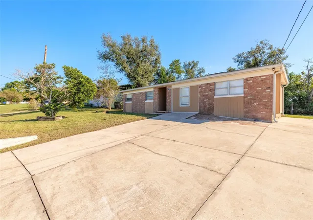 Photo 1 of Single family home for sale at 228 E Holly Dr, Orange City, FL 32763 | MLS# V4951978 | Listing updated on 2026-10-24