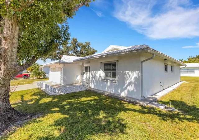 Photo 3 of Single family home for sale at 1311 Bottlebrush Dr, Bradenton, FL 34208 | MLS# A4710692 | Listing updated on 2026-10-29