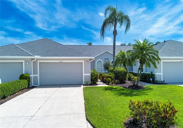 Photo 4 of House for sale at 4937 Chase Oaks Dr, Sarasota, FL 34241 | MLS# A4710696 | Listing updated on 2026-10-30