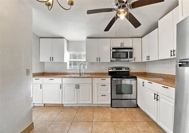 Photo 3 of Manufactured home for sale at 1141 Saddlewood Blvd, Lakeland, FL 33809 | MLS# TB8561132 | Listing updated on 2026-10-27