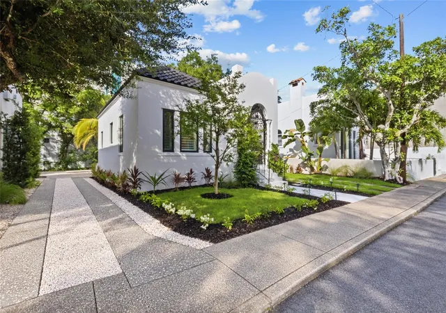 Photo 1 of Single family home for sale at 410 Burns Ct, Sarasota, FL 34236 | MLS# A4710704 | Listing updated on 2026-10-29
