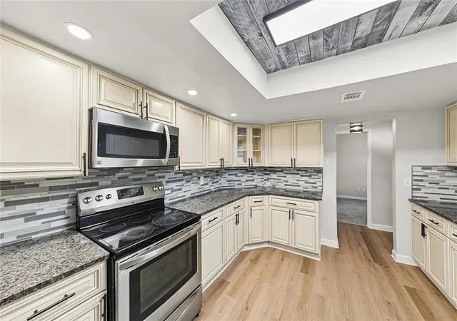 Photo 4 of Single family home for sale at 878 Benchwood Dr, Winter Springs, FL 32708 | MLS# TB8561140 | Listing updated on 2026-10-27