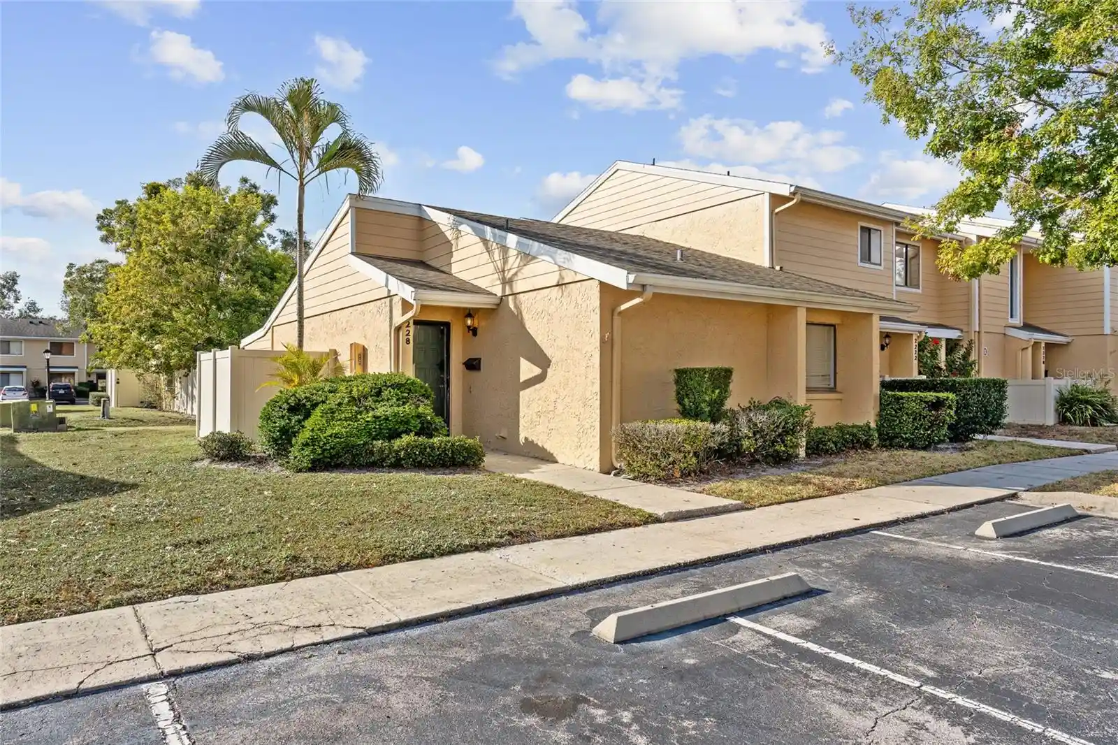 Listing Photo 1 - Condo for sale in 2228 Ohara Ct located at 2228 Ohara Ct, ORLANDO, FL 32812 - Unit #1052