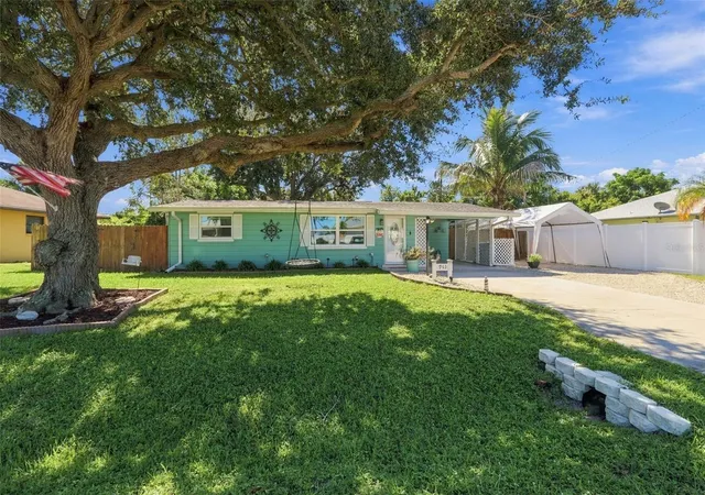 Photo 2 of Single family home for sale at 945 Horizon Rd, Venice, FL 34293 | MLS# C7532446 | Listing updated on 2026-10-25