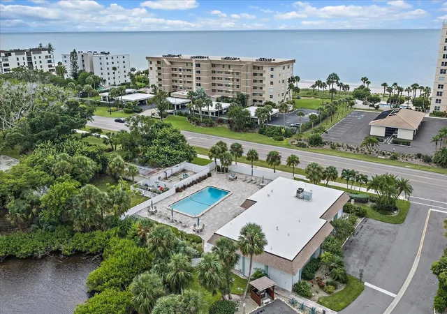 Photo 2 of Townhouse for sale at 575 Sutton Pl, Longboat Key, FL 34228 | MLS# A4710734 | Listing updated on 2026-10-29