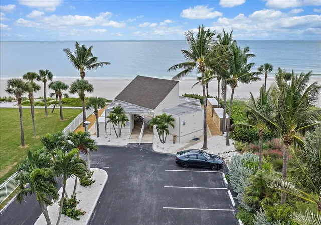 Photo 4 of Townhouse for sale at 575 Sutton Pl, Longboat Key, FL 34228 | MLS# A4710734 | Listing updated on 2026-10-29