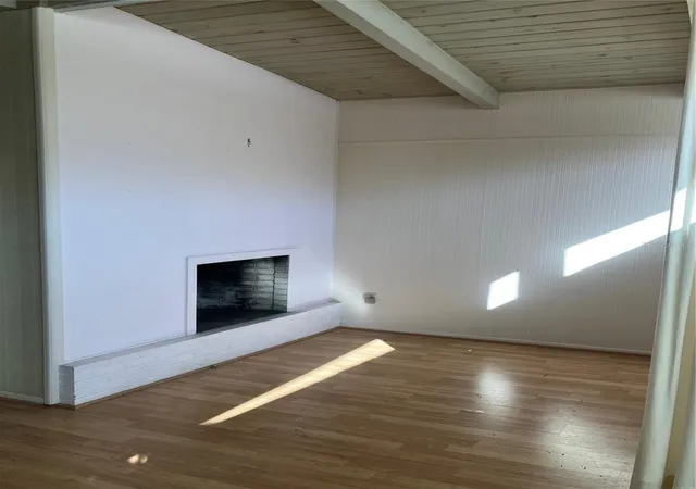 Photo 2 of Single family home for sale at 434 S Shore Dr, Sarasota, FL 34234 | MLS# A4710735 | Listing updated on 2026-10-27