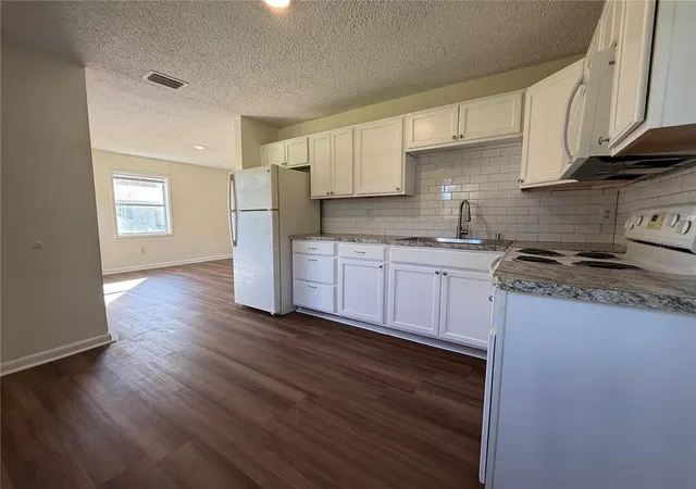 Photo 2 of Single family home for sale at 7615 Chase Rd, Lakeland, FL 33810 | MLS# B4902404 | Listing updated on 2026-10-26