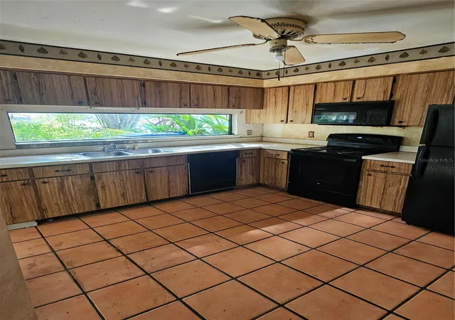 Photo 2 of Townhouse for sale at 688 Golden Sunshine Cir, Orlando, FL 32807 | MLS# O6452511 | Listing updated on 2026-10-28