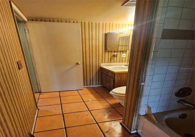 Photo 3 of Townhouse for sale at 688 Golden Sunshine Cir, Orlando, FL 32807 | MLS# O6452511 | Listing updated on 2026-10-28