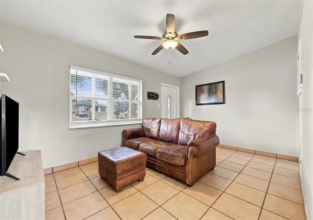Photo 3 of Single family home for sale at 1601 Gattis Dr, Orlando, FL 32825 | MLS# O6452563 | Listing updated on 2026-10-26