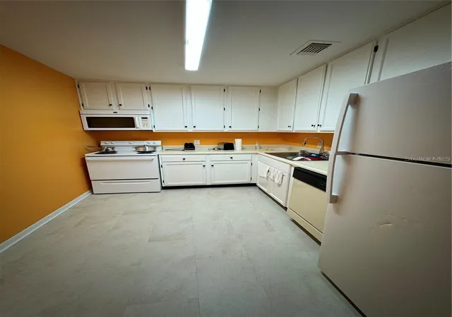 Photo 3 of Condo for sale at 4136 Versailles Dr #4136D, Orlando, FL 32808 | MLS# O6452614 | Listing updated on 2026-10-28