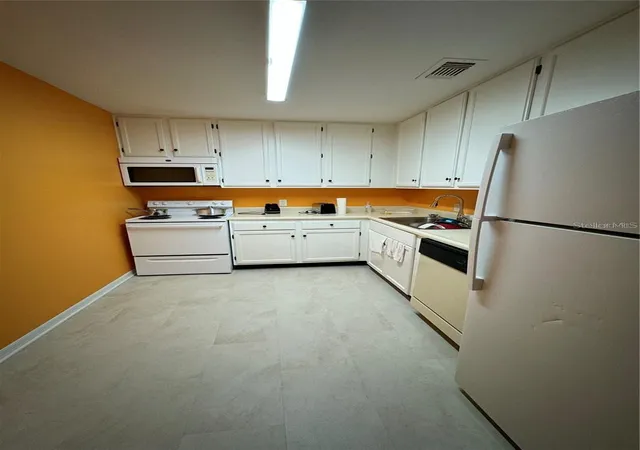Photo 4 of Condo for sale at 4136 Versailles Dr #4136D, Orlando, FL 32808 | MLS# O6452614 | Listing updated on 2026-10-28