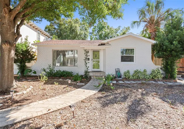 Photo 1 of Single family home for sale at 180 30th Avenue N, Saint Petersburg, FL 33704 | MLS# TB8561367 | Listing updated on 2026-10-26