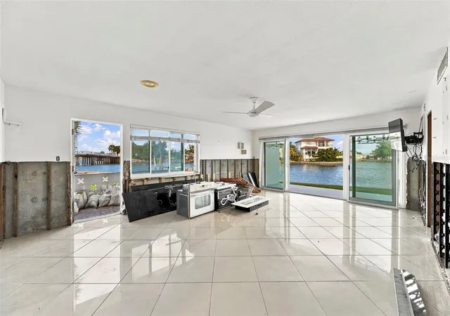 Photo 4 of Condo for sale at 1365 Snell Isle Blvd NE #1A, Saint Petersburg, FL 33704 | MLS# TB8561446 | Listing updated on 2026-10-28