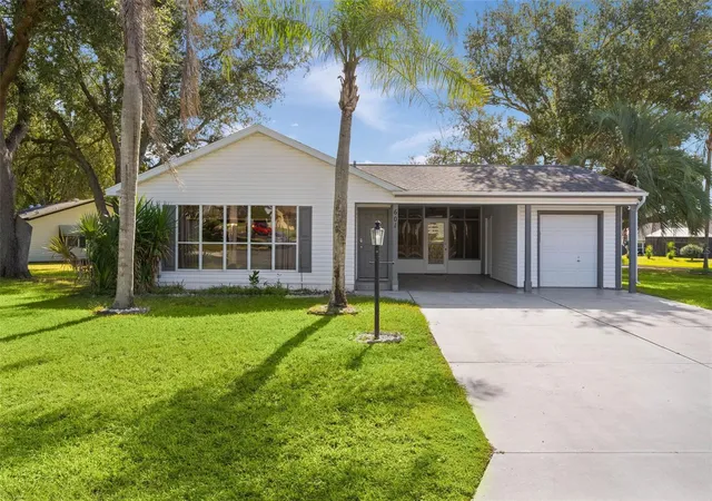 Single family home for sale at 601 Santiago Ct, Lady Lake, FL 32159 | MLS# G5119477