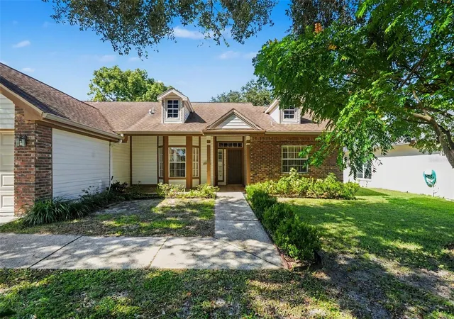 Photo 3 of Single family home for sale at 833 Greenbelt Cir, Brandon, FL 33510 | MLS# TB8561554 | Listing updated on 2026-10-28