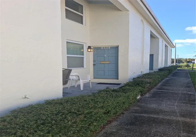 Photo 2 of Townhouse for sale at 4310 La Mora Ct, Tampa, FL 33611 | MLS# TB8561557 | Listing updated on 2026-10-29