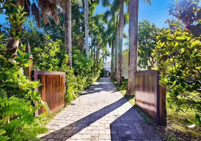 Photo 3 of Single family home for sale at 2813 Riverview Blvd, Bradenton, FL 34205 | MLS# A4710854 | Listing updated on 2026-10-29
