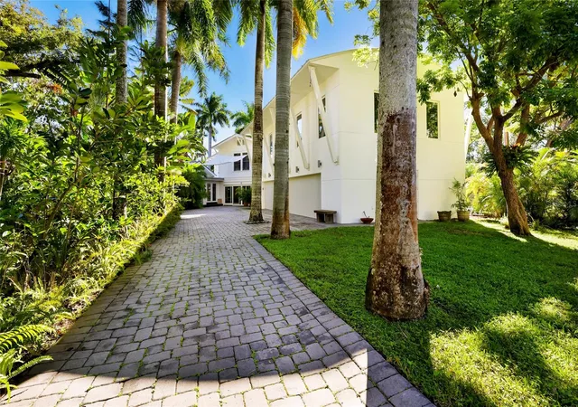 Photo 4 of Single family home for sale at 2813 Riverview Blvd, Bradenton, FL 34205 | MLS# A4710854 | Listing updated on 2026-10-29