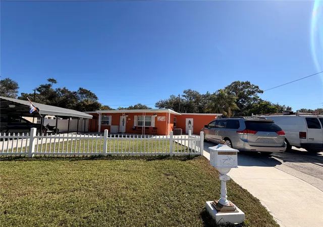 Photo 3 of Single family home for sale at 4413 Crestwood Dr N, Saint Petersburg, FL 33714 | MLS# P4940267 | Listing updated on 2026-10-26