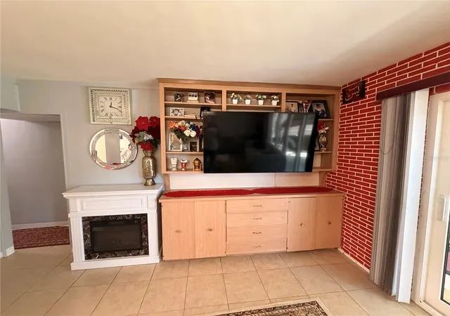 Photo 3 of Single family home for sale at 4413 Crestwood Dr N, Saint Petersburg, FL 33714 | MLS# P4940267 | Listing updated on 2026-10-26