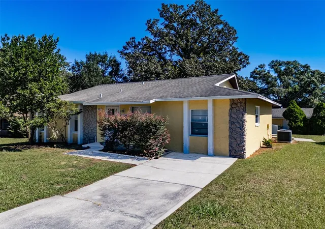 Photo 3 of Single family home for sale at 3318 King William Cir, Seffner, FL 33584 | MLS# TB8561581 | Listing updated on 2026-10-29