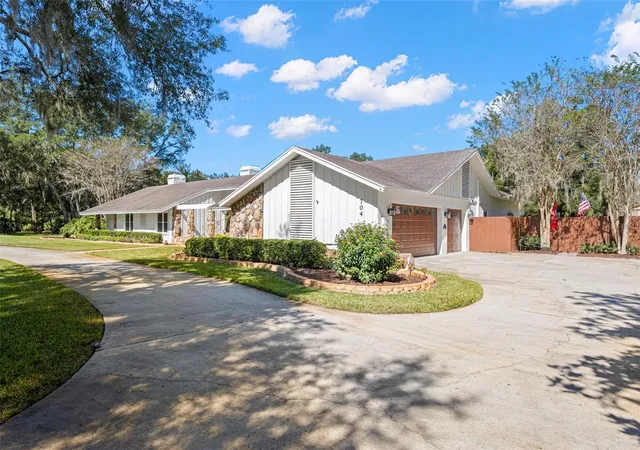 Photo 2 of Single family home for sale at 704 Centerbrook Dr, Brandon, FL 33511 | MLS# TB8561595 | Listing updated on 2026-10-29