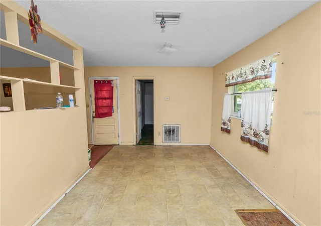 Photo 3 of Single family home for sale at 807 S Seminole Ave, Avon Park, FL 33825 | MLS# L4966049 | Listing updated on 2026-10-28
