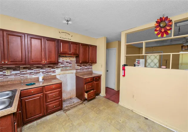 Photo 4 of Single family home for sale at 807 S Seminole Ave, Avon Park, FL 33825 | MLS# L4966049 | Listing updated on 2026-10-28