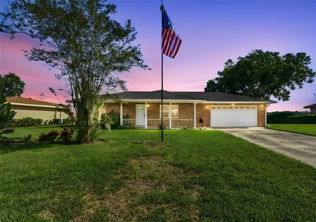 Single family home for sale at 230 Shore Dr, WINTER HAVEN, FL 33884 | MLS# P4940268