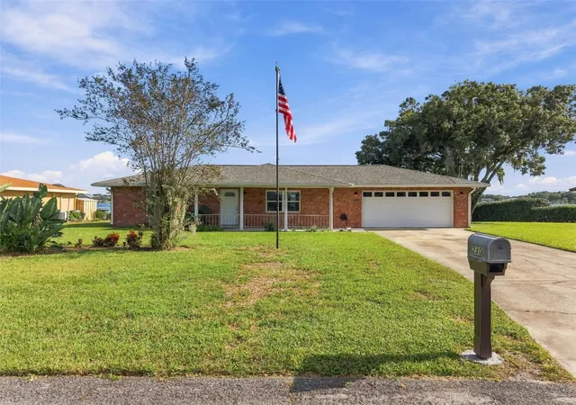 Photo 2 of Single family home for sale at 230 Shore Dr, Winter Haven, FL 33884 | MLS# P4940268 | Listing updated on 2026-10-29
