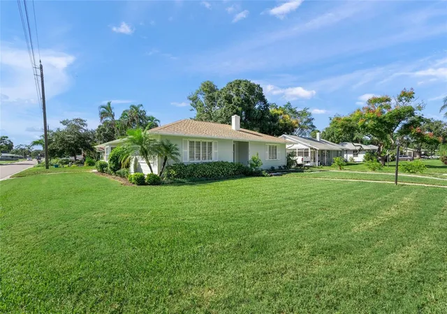 Photo 3 of Single family home for sale at 1614 30th Street W, Bradenton, FL 34205 | MLS# A4710887 | Listing updated on 2026-10-29