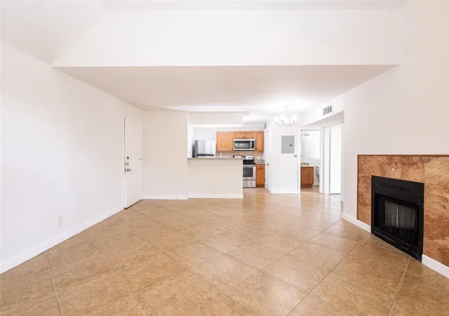 Photo 4 of Condo for sale at 345 Lakepointe Dr #302, Altamonte Springs, FL 32701 | MLS# O6452855 | Listing updated on 2026-10-28