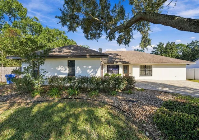 Photo 1 of Single family home for sale at 16611 Round Oak Dr, Tampa, FL 33618 | MLS# TB8561768 | Listing updated on 2026-10-30