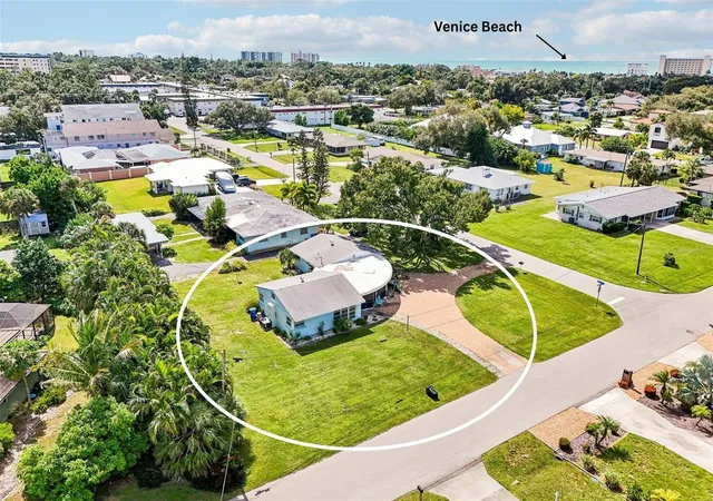 Photo 2 of House for sale at 320 Parkside Dr, Venice, FL 34285 | MLS# A4710945 | Listing updated on 2026-10-29