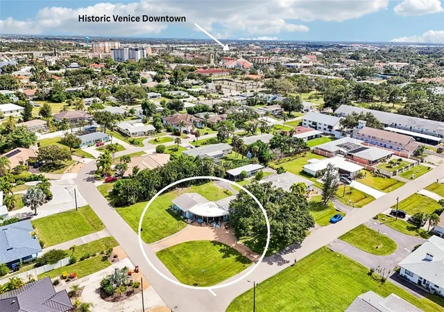 Photo 3 of House for sale at 320 Parkside Dr, Venice, FL 34285 | MLS# A4710945 | Listing updated on 2026-10-29
