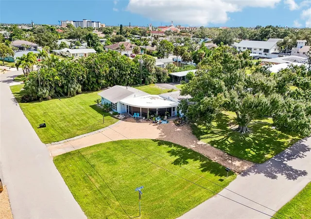 Photo 4 of House for sale at 320 Parkside Dr, Venice, FL 34285 | MLS# A4710945 | Listing updated on 2026-10-29