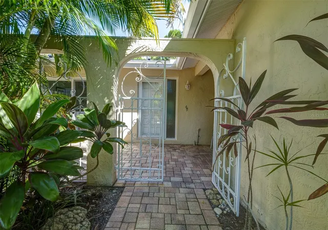 Photo 1 of Condo for sale at 5247 Villa Majorca Ct #27, Sarasota, FL 34235 | MLS# A4710947 | Listing updated on 2026-10-28