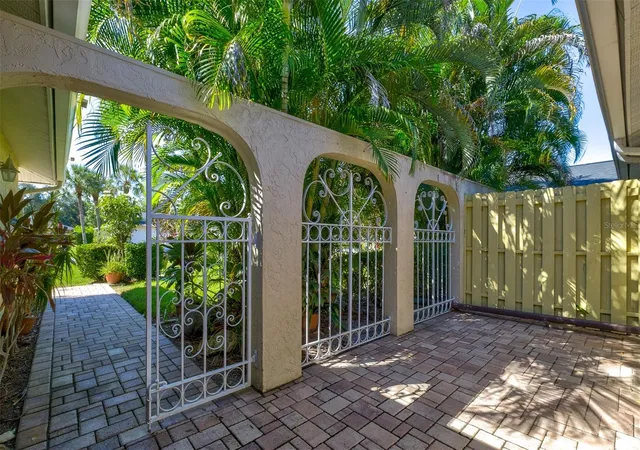 Photo 3 of Condo for sale at 5247 Villa Majorca Ct #27, Sarasota, FL 34235 | MLS# A4710947 | Listing updated on 2026-10-28