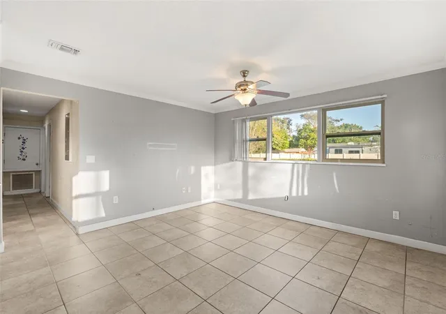 Photo 4 of Single family home for sale at 304 Cosmos Dr, Orlando, FL 32807 | MLS# O6452981 | Listing updated on 2026-10-30