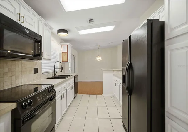Photo 4 of Manufactured home for sale at 7863 SW 5th Place, Ocala, FL 34474 | MLS# OM734751 | Listing updated on 2026-10-28