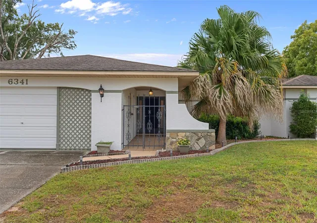 Photo 2 of Single family home for sale at 6341 Indian Rock Ct, Spring Hill, FL 34606 | MLS# W7890675 | Listing updated on 2026-10-28